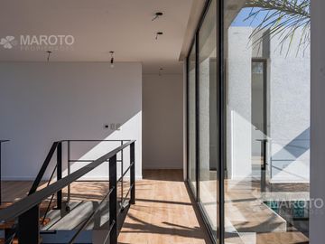 CASA EN VENTA EN BARRIO MUELLES CON SIETE AMBIENTES - MAROTO PROPIEDADES