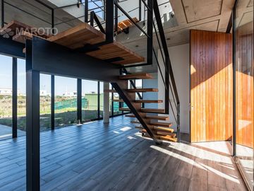 CASA EN VENTA EN BARRIO MUELLES CON SIETE AMBIENTES - MAROTO PROPIEDADES