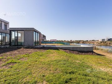 CASA EN VENTA EN BARRIO MUELLES CON SIETE AMBIENTES - MAROTO PROPIEDADES