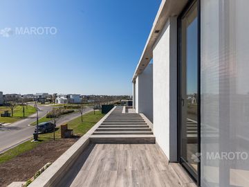CASA EN VENTA EN BARRIO MUELLES CON SIETE AMBIENTES - MAROTO PROPIEDADES