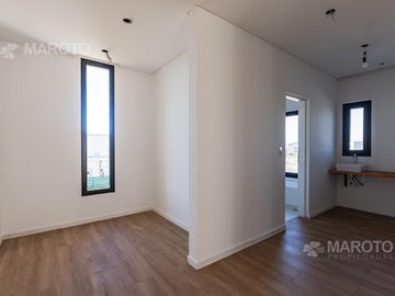 CASA EN VENTA EN BARRIO MUELLES CON SIETE AMBIENTES - MAROTO PROPIEDADES
