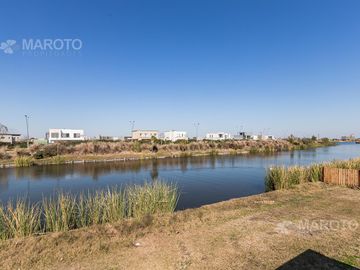 CASA EN VENTA EN BARRIO MUELLES CON SIETE AMBIENTES - MAROTO PROPIEDADES
