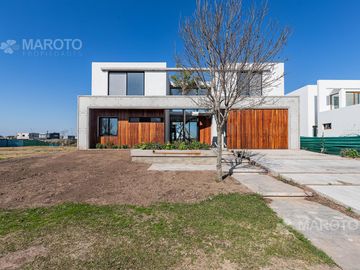 CASA EN VENTA EN BARRIO MUELLES CON SIETE AMBIENTES - MAROTO PROPIEDADES