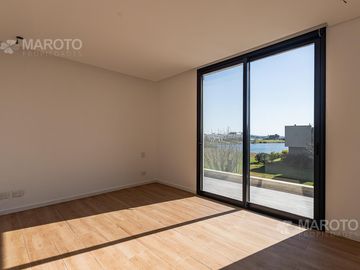 CASA EN VENTA EN BARRIO MUELLES CON SIETE AMBIENTES - MAROTO PROPIEDADES