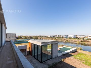 CASA EN VENTA EN BARRIO MUELLES CON SIETE AMBIENTES - MAROTO PROPIEDADES