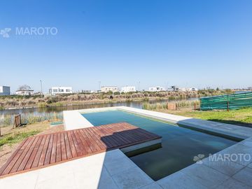 CASA EN VENTA EN BARRIO MUELLES CON SIETE AMBIENTES - MAROTO PROPIEDADES