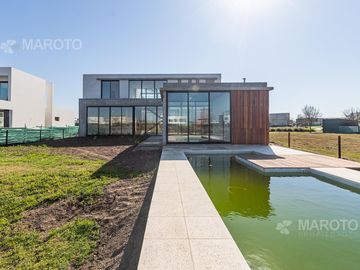 CASA EN VENTA EN BARRIO MUELLES CON SIETE AMBIENTES - MAROTO PROPIEDADES
