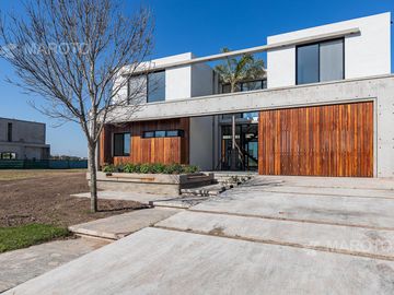 CASA EN VENTA EN BARRIO MUELLES CON SIETE AMBIENTES - MAROTO PROPIEDADES