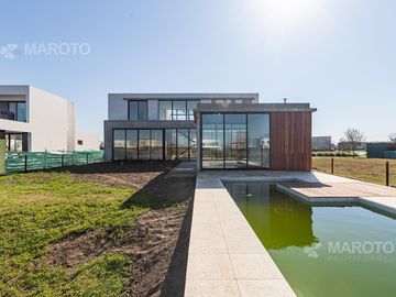 CASA EN VENTA EN BARRIO MUELLES CON SIETE AMBIENTES - MAROTO PROPIEDADES