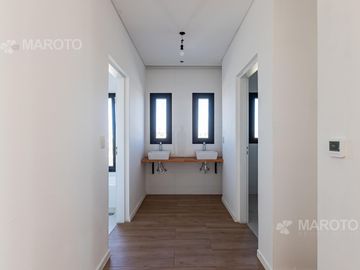 CASA EN VENTA EN BARRIO MUELLES CON SIETE AMBIENTES - MAROTO PROPIEDADES