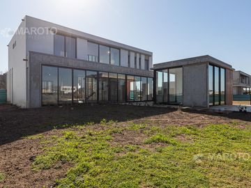 CASA EN VENTA EN BARRIO MUELLES CON SIETE AMBIENTES - MAROTO PROPIEDADES