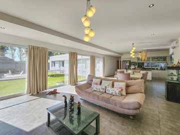Casa 4 dormitorios con jardín y pileta en Fisherton