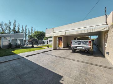 Casa 4 dormitorios con jardín y pileta en Fisherton