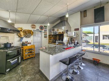 Casa 4 dormitorios con jardín y pileta en Fisherton
