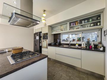 Casa 4 dormitorios con jardín y pileta en Fisherton