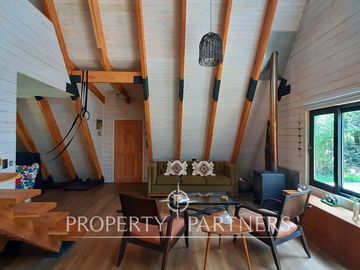 Casa en medio de bosque nativo con estero en Panguilelfún