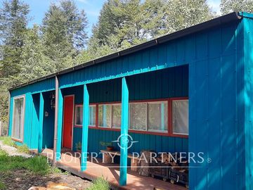 Casa en medio de bosque nativo con estero en Panguilelfún
