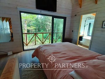 Casa en medio de bosque nativo con estero en Panguilelfún