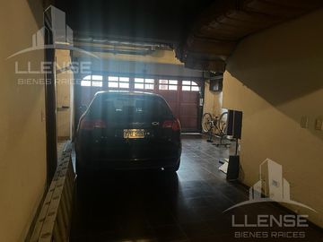 Casa estilo chalet 6 ambientes con jardín y quincho en venta - Bernal