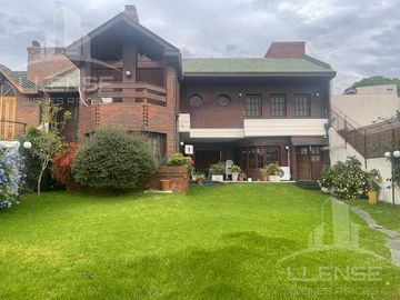 Casa estilo chalet 6 ambientes con jardín y quincho en venta - Bernal