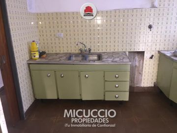 Casa en Venta, Hipólito Yrigoyen 893 esq. Los Lazaristas, Escobar. APTA CREDITO