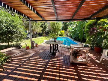 Venta casa de tres dormitorios con galeria, parrillero y quincho 180 m2 en Funes, garita 9