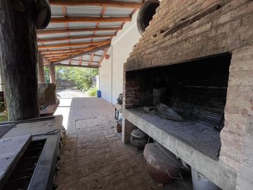 Venta casa de tres dormitorios con galeria, parrillero y quincho 180 m2 en Funes, garita 9