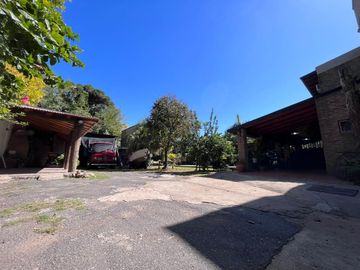 Venta casa de tres dormitorios con galeria, parrillero y quincho 180 m2 en Funes, garita 9