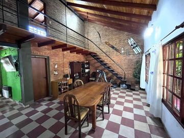 Venta casa de tres dormitorios con galeria, parrillero y quincho 180 m2 en Funes, garita 9