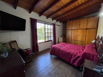 Venta casa de tres dormitorios con galeria, parrillero y quincho 180 m2 en Funes, garita 9