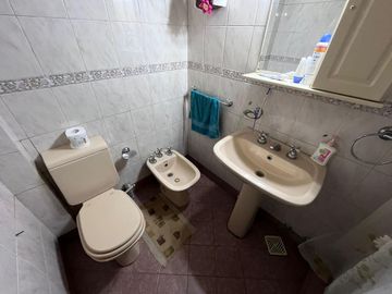 Venta casa de tres dormitorios con galeria, parrillero y quincho 180 m2 en Funes, garita 9