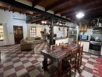 Venta casa de tres dormitorios con galeria, parrillero y quincho 180 m2 en Funes, garita 9