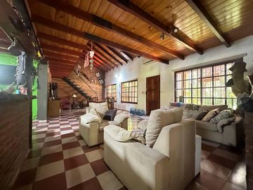 Venta casa de tres dormitorios con galeria, parrillero y quincho 180 m2 en Funes, garita 9