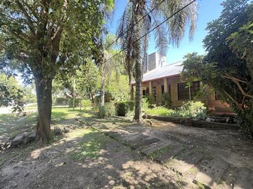 Venta casa de tres dormitorios con galeria, parrillero y quincho 180 m2 en Funes, garita 9