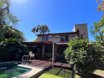 Venta casa de tres dormitorios con galeria, parrillero y quincho 180 m2 en Funes, garita 9