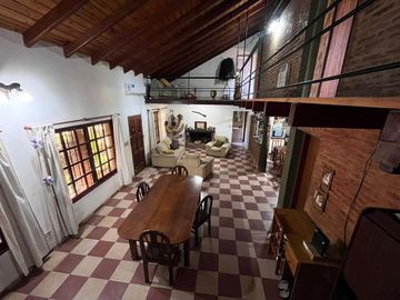 Venta casa de tres dormitorios con galeria, parrillero y quincho 180 m2 en Funes, garita 9