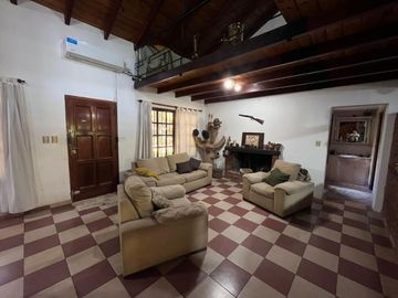 Venta casa de tres dormitorios con galeria, parrillero y quincho 180 m2 en Funes, garita 9