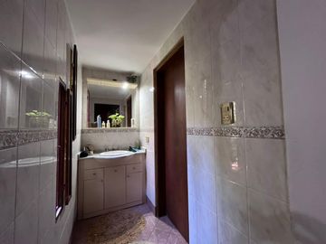 Venta casa de tres dormitorios con galeria, parrillero y quincho 180 m2 en Funes, garita 9