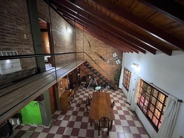 Venta casa de tres dormitorios con galeria, parrillero y quincho 180 m2 en Funes, garita 9
