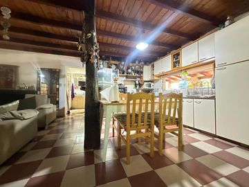Venta casa de tres dormitorios con galeria, parrillero y quincho 180 m2 en Funes, garita 9