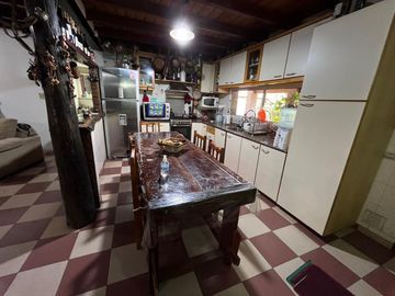 Venta casa de tres dormitorios con galeria, parrillero y quincho 180 m2 en Funes, garita 9