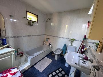 Venta casa de tres dormitorios con galeria, parrillero y quincho 180 m2 en Funes, garita 9