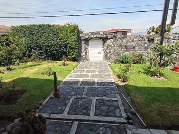 Casa de venta en  Urbanización,  1  sola planta más altillo, 6 dormitorios  , Conocoto