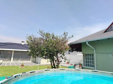 Casa de venta en  Urbanización,  1  sola planta más altillo, 6 dormitorios  , Conocoto