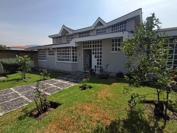 Casa de venta en  Urbanización,  1  sola planta más altillo, 6 dormitorios  , Conocoto