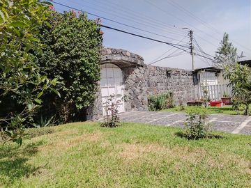 Casa de venta en  Urbanización,  1  sola planta más altillo, 6 dormitorios  , Conocoto