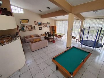 Casa de venta en  Urbanización,  1  sola planta más altillo, 6 dormitorios  , Conocoto