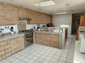 Casa de venta en  Urbanización,  1  sola planta más altillo, 6 dormitorios  , Conocoto