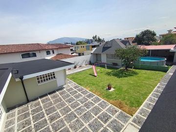 Casa de venta en  Urbanización,  1  sola planta más altillo, 6 dormitorios  , Conocoto