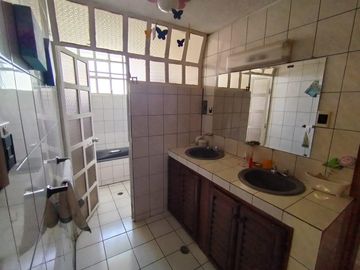 Casa de venta en  Urbanización,  1  sola planta más altillo, 6 dormitorios  , Conocoto